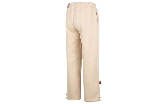 Pantalones rectos con insignia del equipo en beige
