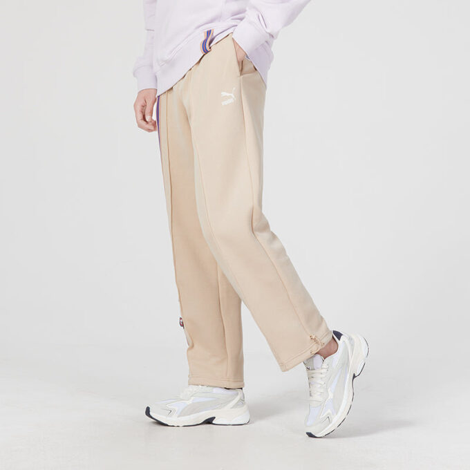 Pantalones rectos con insignia del equipo en beige