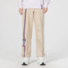 Pantalones rectos con insignia del equipo en beige