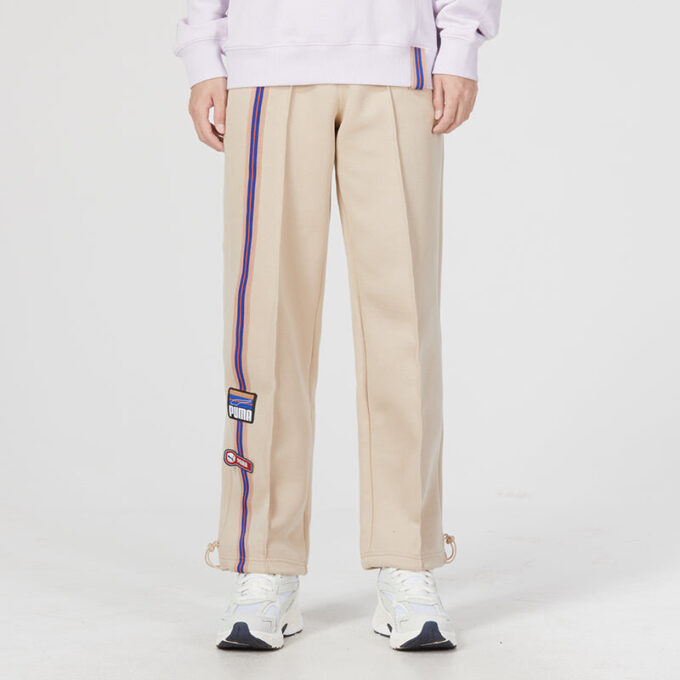Pantalones rectos con insignia del equipo en beige