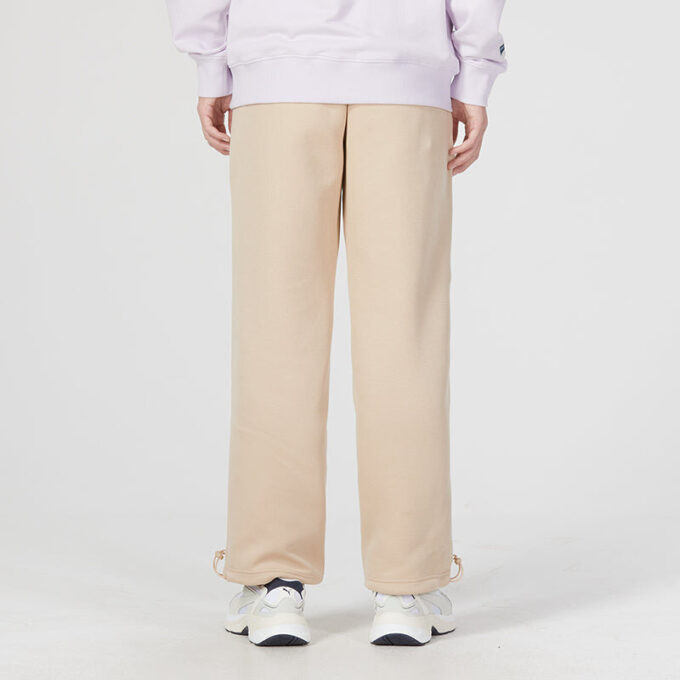 Pantalones rectos con insignia del equipo en beige