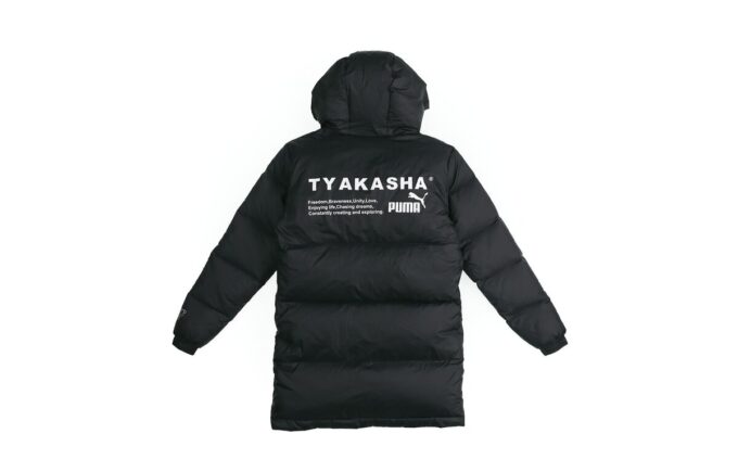 Parka de plumas PUMA x Tyakasha “Negro y blanco”