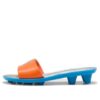 Sandalias con tacos Cat de FENTY (mujeres) en color naranja y azul de carreras.