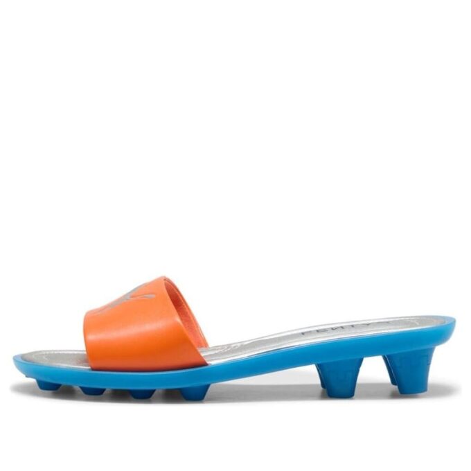 Sandalias con tacos Cat de FENTY (mujeres) en color naranja y azul de carreras.