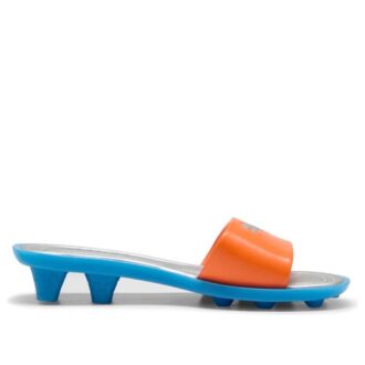 Sandalias con tacos Cat de FENTY (mujeres) en color naranja y azul de carreras.