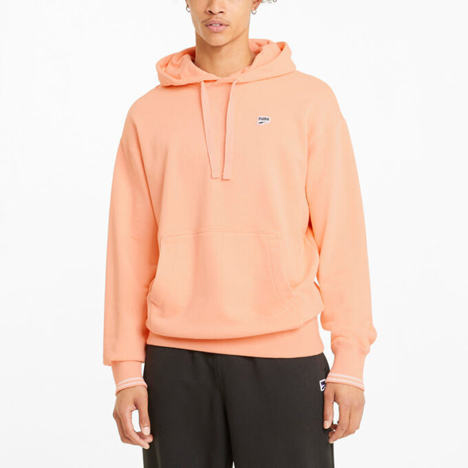 Sudadera con capucha con el logo del centro en rosa, negro y blanco