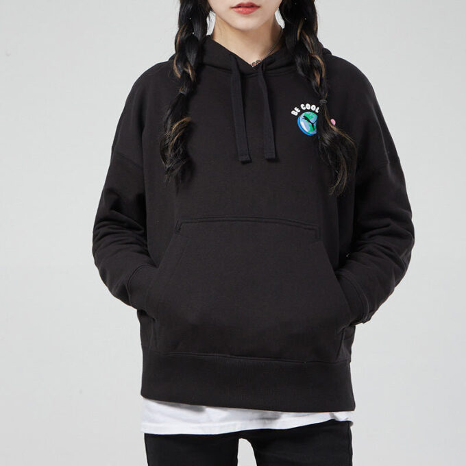 Sudadera con capucha Downtown Graphic “Negro, azul y rosa” (WMNS)
