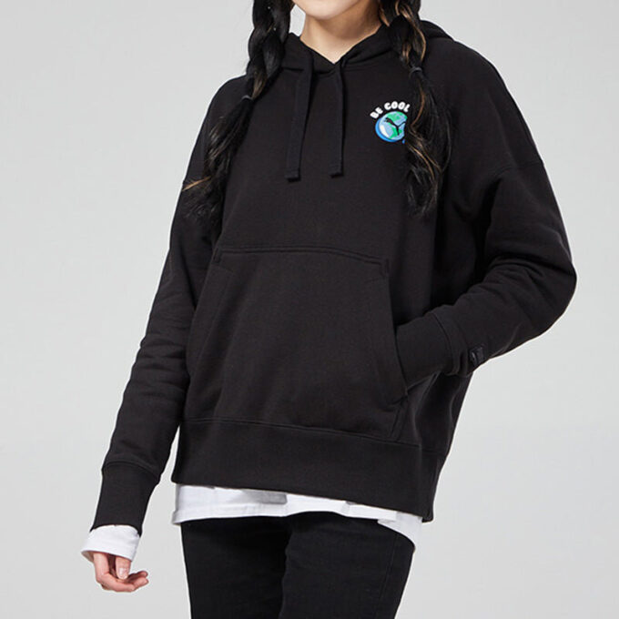 Sudadera con capucha Downtown Graphic “Negro, azul y rosa” (WMNS)