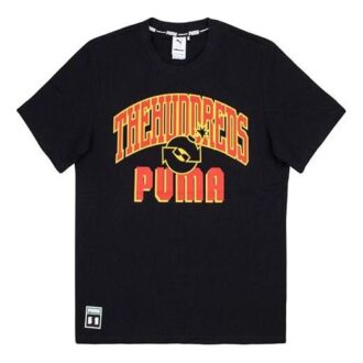Sudadera de cuello redondo y manga corta con estampado del alfabeto cruzado de PUMA x The Hundreds, color negro Sudadera de cuello redondo y manga corta con estampado del alfabeto cruzado de PUMA x The Hundreds, color negro