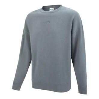 Sudadera gris con cuello redondo y logo pequeño