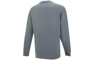 Sudadera gris con cuello redondo y logo pequeño