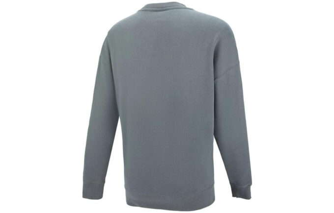 Sudadera gris con cuello redondo y logo pequeño