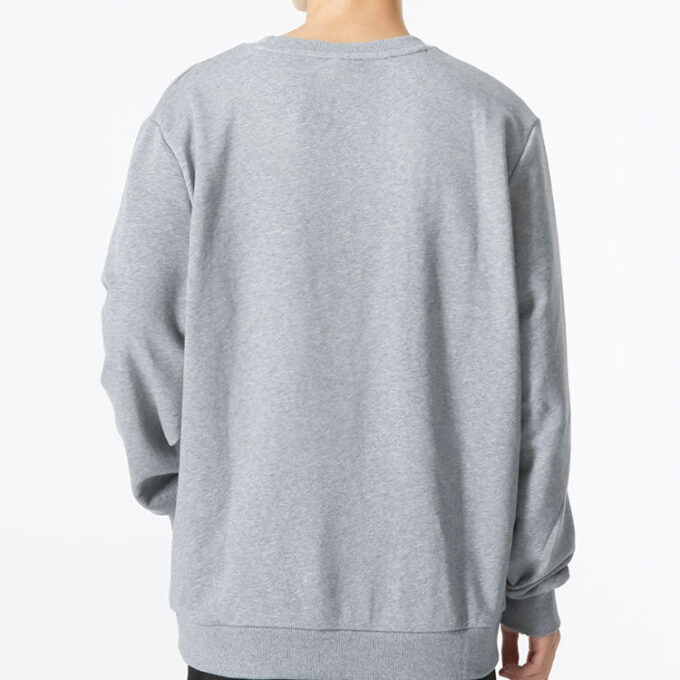 Suéter gris con el logotipo de ESS
