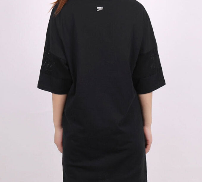(WMNS) Camiseta deportiva informal de manga corta con estampado de letras en negro