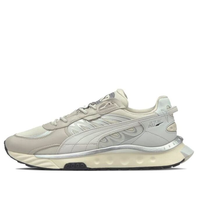 Zapatillas de running Wild Rider de caña baja en color marfil, gris, plateado y blanco