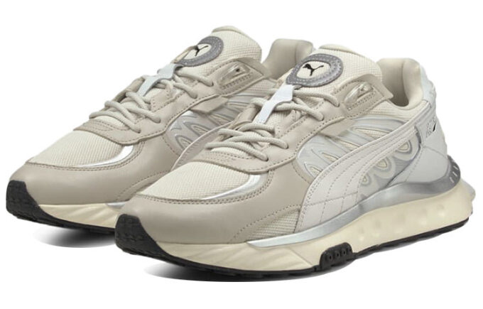 Zapatillas de running Wild Rider de caña baja en color marfil, gris, plateado y blanco