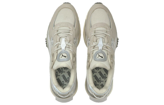 Zapatillas de running Wild Rider de caña baja en color marfil, gris, plateado y blanco