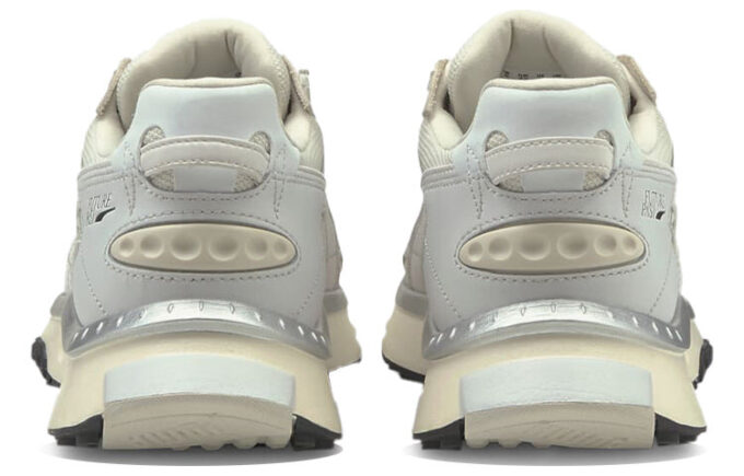 Zapatillas de running Wild Rider de caña baja en color marfil, gris, plateado y blanco